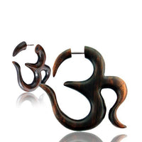 Load image into Gallery viewer, Tribal Fake Ohrring Sono Holz Om-Zeichen braun Edelstahlbügel Piercing Ohrhänger Ohrstecker 1 mm - chic-net.de

