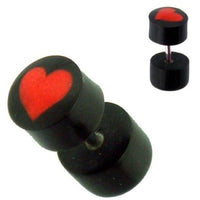 Cargar imagen en el visor de la galería, Tribal Fake Piercing, schwarzer Fakeplug mit rotem Herz, handgeschnitzt aus Büffelhorn, 1mm, Edelstahlbügel - chic-net.de
