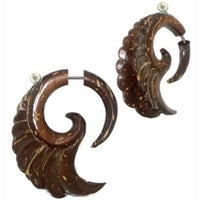Cargar imagen en el visor de la galería, Tribal Flügel Spirale 3D Kokosnuss Holz braun Fake Piercing Ohrstecker Ohrring Edelstahl 1 mm - chic-net.de
