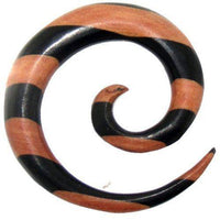 Load image into Gallery viewer, Tribal Holz Piercing Expander, braun-schwarze Spirale, aus Eisen- und Rosenholz, 6mm, Plug, Tunnel, Ohrring, Ohrhänger, Ohrstecker - chic-net.de
