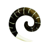 Cargar imagen en el visor de la galería, Tribal Holz Piercing Expander braun Spirale Boneinlay Bonespitze weiß Tamarindholz Plug Tunnel - chic-net.de
