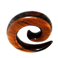 Load image into Gallery viewer, Tribal Holz Pircing Expander, Spirale mit dunkelbraun-hellbraunem Muster, aus Teak- und Sonoholz, 10mm, Plug, Tunnel, Ohrhänger, Ohrstecker - chic-net.de
