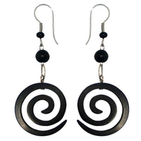 Load image into Gallery viewer, Tribal Holzohrringe, Ohrringe mit kleiner, schwarzer Holzspirale und Edelstahlbügel, Holzohrhänger aus schwarzem Sonoholz - chic-net.de
