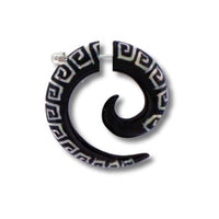 Cargar imagen en el visor de la galería, Tribal Horn Fake Piercing Celtic Spirale schwarz weiß eckig 6 mm Edelstahl Ohrring Organic - chic-net.de
