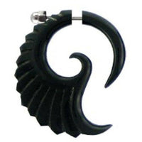 Cargar imagen en el visor de la galería, Tribal Horn Fake Piercing, schwarzer Flügel aus Büffelhorn, handgeschnitzt, Schraubverschluss aus Edelstahl, 4,5cm x 3,5cm, Ohrstecker, Ohrring - chic-net.de
