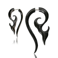 Cargar imagen en el visor de la galería, Tribal Horn Fake Piercing Tattoo Spirale schwarz 6 mm Edelstahl Ohrstecker Ohrring Ohrhänger - chic-net.de
