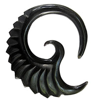 Load image into Gallery viewer, Tribal Horn Piercing Expander Feder Spirale Büffelhorn schwarz - chic-net.de
