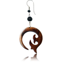 Cargar imagen en el visor de la galería, Tribal Ohrringe Narra Holz Bogen Fishtail braun Edelstahl Perlen nickelfrei Ohrhänger - chic-net.de
