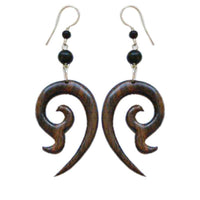 Load image into Gallery viewer, Tribal Spirale Ohrringe aus Sono Holz, langgezogene Spitze, Edelstahlbügel - chic-net.de
