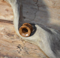 Load image into Gallery viewer, Tunnel ribbed Teakholz braun gemasert Plug handmade - chic-net.de
