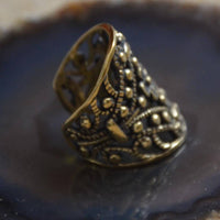 Load image into Gallery viewer, Ear cuffs verschnörkeltes Muster Blumen Messing gold - chic - net.de
