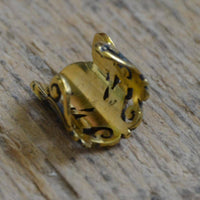 Load image into Gallery viewer, Ear cuffs verschnörkeltes Muster Lilie Messing gold - chic - net.de
