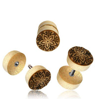 Cargar imagen en el visor de la galería, Fake Holz Organic Plug helle Holzfarbe mit eingravierter Blume und Muster,Edelstahl Stift - chic - net.de
