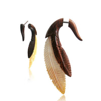 Cargar imagen en el visor de la galería, Fake Holz Piercing Perlmutt Narra Wood Federn Indianer Edelstahl Ohrstecker Organic Tribal - chic - net.de

