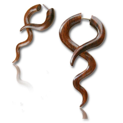 Fake Holz Piercing Schlaufe lang wellig Narra Wood Plug nickelfrei Edelstahl Ohrstecker Organic - chic - net.de