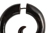 Cargar imagen en el visor de la galería, Fake Horn Piercing Hai Tail Hook Spirale Kralle handgeschnitzt schwarz Dehner - chic - net.de
