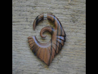 Cargar imagen en el visor de la galería, Fake Piercing Edelstahl Arang Holz braun Flügelspirale - chic - net.de
