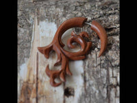 Cargar imagen en el visor de la galería, Fake Piercing Edelstahl Holz Flames Dehnschnecke - chic - net.de
