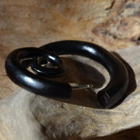 Cargar imagen en el visor de la galería, Fake Piercing Edelstahl Holz schwarz XL Spirale - chic - net.de
