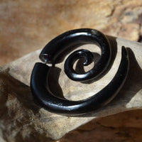 Cargar imagen en el visor de la galería, Fake Piercing Edelstahl Holz schwarz XL Spirale - chic - net.de
