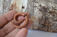 Cargar imagen en el visor de la galería, Fake Piercing Edelstahl Holz Zacken Dehnschnecke - chic - net.de
