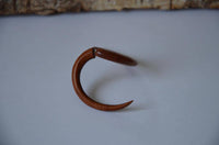 Cargar imagen en el visor de la galería, Fake Piercing Edelstahl Rosenholz Doppelkralle - chic - net.de
