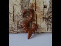 Cargar imagen en el visor de la galería, Fake Piercing Edelstahl Rosenholz Feuer Spirale - chic - net.de
