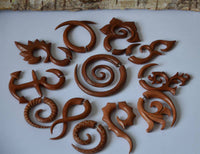 Cargar imagen en el visor de la galería, Fake Piercing Edelstahl Rosenholz Feuer Spirale - chic - net.de
