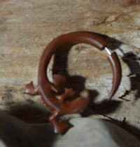 Cargar imagen en el visor de la galería, Fake Piercing Edelstahl Rosenholz Holz Gecko Eidechse - chic - net.de
