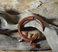 Cargar imagen en el visor de la galería, Fake Piercing Edelstahl Rosenholz Holz Gecko Eidechse - chic - net.de
