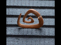 Cargar imagen en el visor de la galería, Fake Piercing Edelstahl Teak Holz Triangel Spirale - chic - net.de
