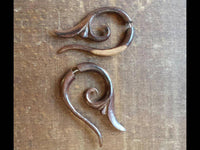 Cargar imagen en el visor de la galería, Fake Piercing Fishtail Spirale Holz Edelstahl handgeschnitzt dunkelbraun Dehner - chic - net.de
