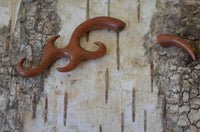Cargar imagen en el visor de la galería, Fake Piercing Lobe Edelstahl Holz Flames Dehnschnecke - chic - net.de
