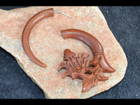 Load image into Gallery viewer, Fake Piercing Ohrring aus Rosenholz Edelstahl Flames - chic - net.de
