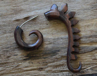 Load image into Gallery viewer, Fake Piercing Ohrring Holz Hook Spirale Drachenrücken - chic - net.de
