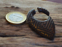 Load image into Gallery viewer, Fake Piercing Ohrring Holz Tropfen dunkel Sayagata - chic - net.de
