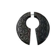 Load image into Gallery viewer, Fake Piercing Ohrring Narra Holz Kreis Blume des Lebens - chic - net.de
