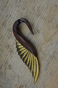 Cargar imagen en el visor de la galería, Fake Piercing Ohrring Narraholz Edelstahl Brass Schwan - chic - net.de

