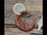 Load image into Gallery viewer, Fake Piercing Ohrring Sawo Holz Mond Sichel Gesicht - chic - net.de
