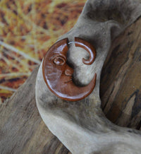 Load image into Gallery viewer, Fake Piercing Ohrring Sawo Holz Mond Sichel Gesicht - chic - net.de
