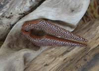 Cargar imagen en el visor de la galería, Fake Piercing Ohrring Sawo Holz Pfeil Sumatra Rauten - chic - net.de
