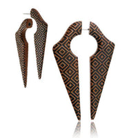 Cargar imagen en el visor de la galería, Fake Piercing Ohrring Sawo Holz Pfeil Sumatra Rauten - chic - net.de

