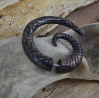 Load image into Gallery viewer, Fake Piercing Ohrring Spirale Holz dunkel Labyrinth - chic - net.de
