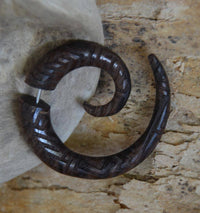 Load image into Gallery viewer, Fake Piercing Ohrring Spirale Holz dunkel Labyrinth - chic - net.de
