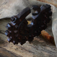 Cargar imagen en el visor de la galería, Fake Piercing Zackenrad Holz Edelstahl handgeschnitzt groß dunkelbraun Dehner - chic - net.de
