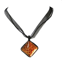 Cargar imagen en el visor de la galería, Glasanhänger mit Stoffkette, Rot mit Muster, quadratisch, 3,3x3,3cmØ
