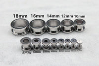 Load image into Gallery viewer, A row of Metalltunnel Tunnel Chirurgenstahl Unisex Edelstahl Plug silbern Rand Expander Piercings is displayed in ascending sizes from 1.2mm to 18mm on a light gray surface, each size clearly labeled from left to right.
