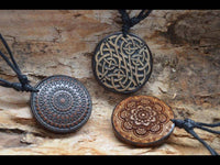 Load image into Gallery viewer, Halskette Holz verstellbar Anhänger keltischer Knoten - chic - net.de
