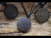 Load image into Gallery viewer, Halskette Holz verstellbar Anhänger Mandala balinesisch - chic - net.de
