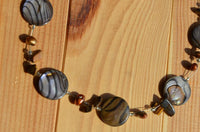 Load image into Gallery viewer, Halskette Perlmutt Zebra Perlen Steinsplitter braun Tigerauge - chic - net.de
